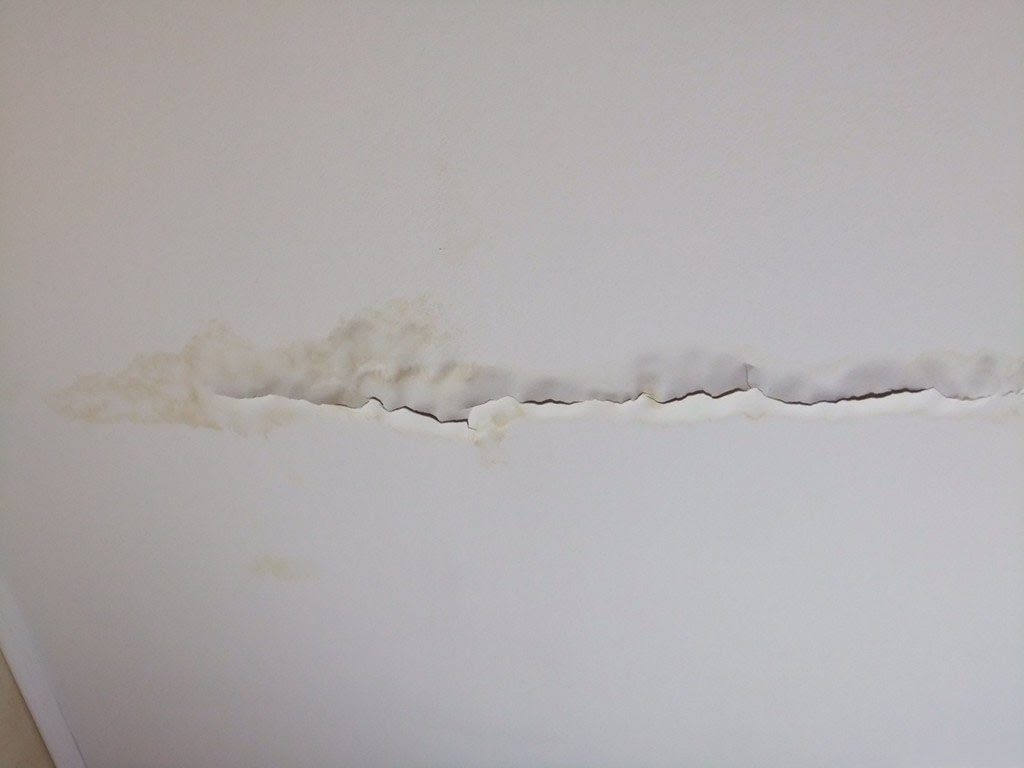 Как исправить трещину. Трещины на потолке. Трещины на гипсокартонном потолке. Микротрещины на потолке. Трещины на потолке из гипсокартона.