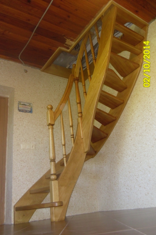 Наружная деревянная лестница своими руками на второй этаж дома с улицы, входная на крыльцо, на мансарду дачи
