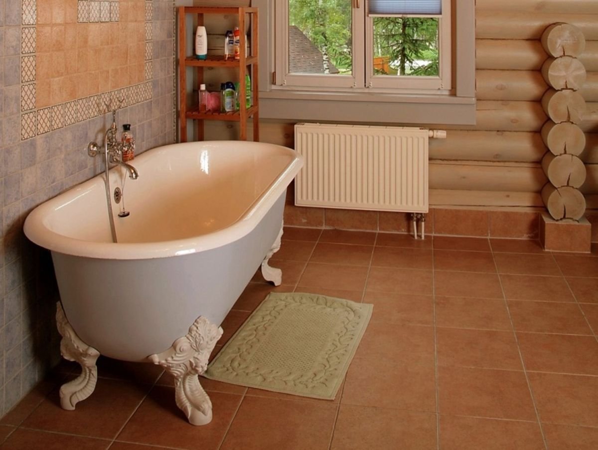Напольные покрытия для ванной. Пол в ванной в деревянном доме. Плитка в деревянном доме в ванной. Керамическая плитка в деревянном доме. Плитка в ванную комнату в деревянном доме.