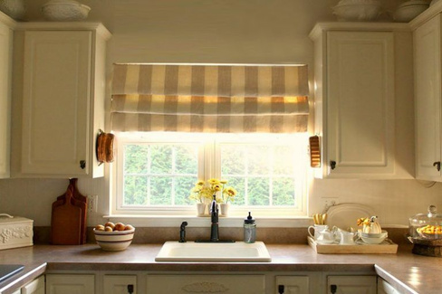 Римские шторы на кухне: модный вариант для украшения окна (+56 фото)