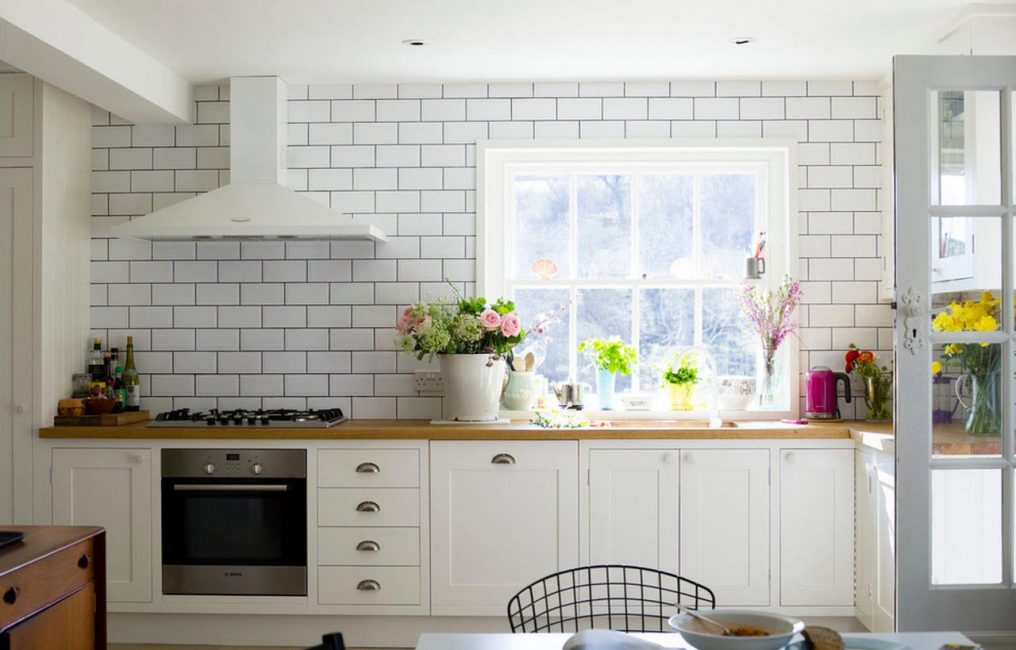 Фартук для кухни под кирпич белого или серого цвета: плитка с имитацией | дизайн и фото