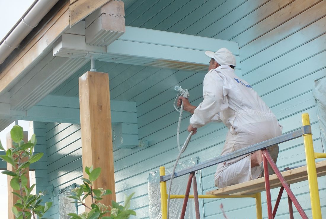Чем покрасить деревянный дом снаружи: требования и виды, свойства и ход работы