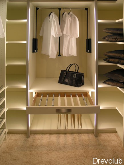 Удобные полки для обуви в гардеробной: 5 видов расположения, планировка и изготовление