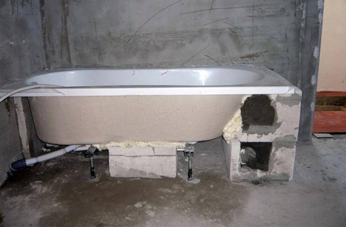 Как закрепить стальную ванну к стене?