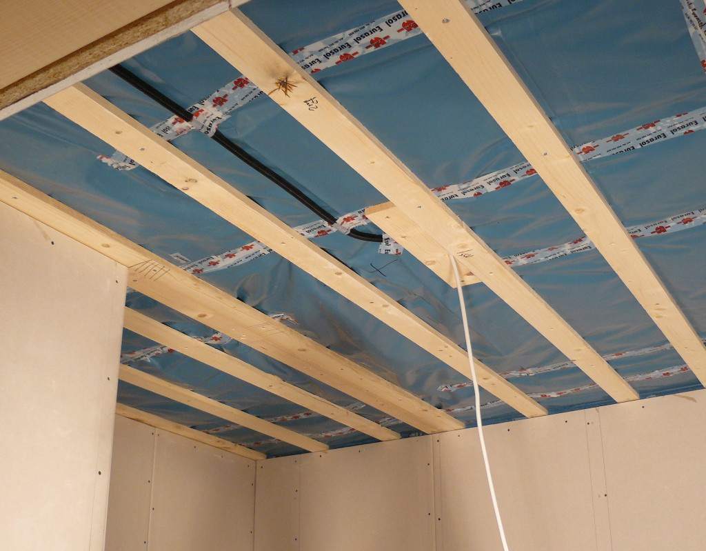 Гипсокартон на деревянный потолок в доме: как обшить потолок, крепления