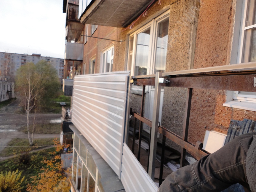 Как обшить балкон снаружи сайдингом: пошаговая инструкция по выбору и монтажу материала своими руками
