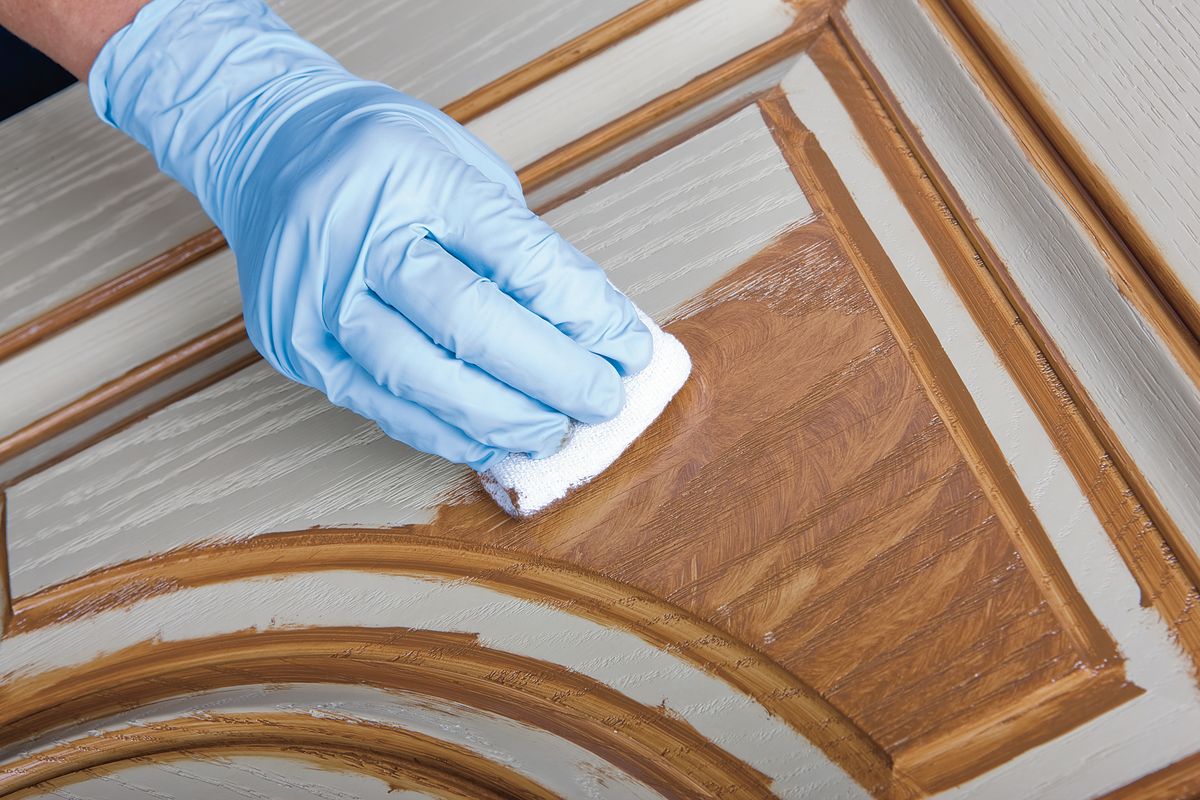 Покраска деревянных дверей: как и чем можно покрыть в домашних условиях
