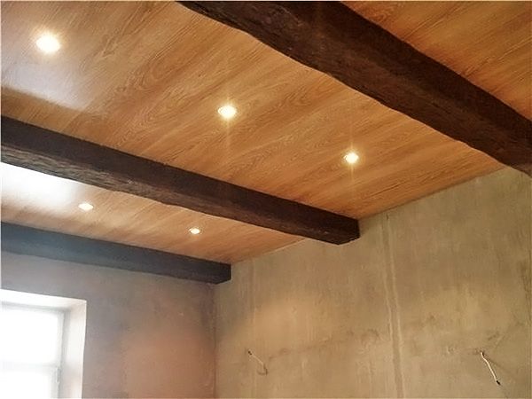 Потолок из ламината в интерьере: отделка в деревянном доме - 22 фото