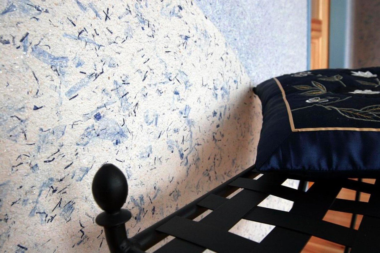 Декоративная штукатурка мокрый шелк: фото и как сделать такую внутреннюю отделку интерьера в разных цветах своими руками, как наносить на стены фактурную смесь?