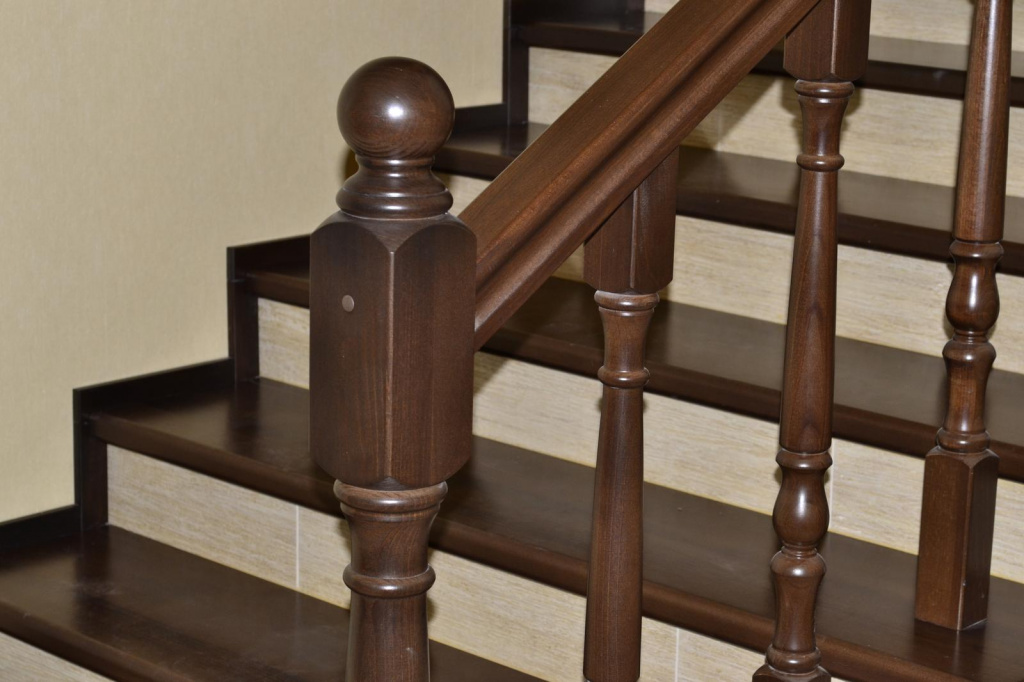 Покраска деревянной лестницы: процесс работы и выбор материалов