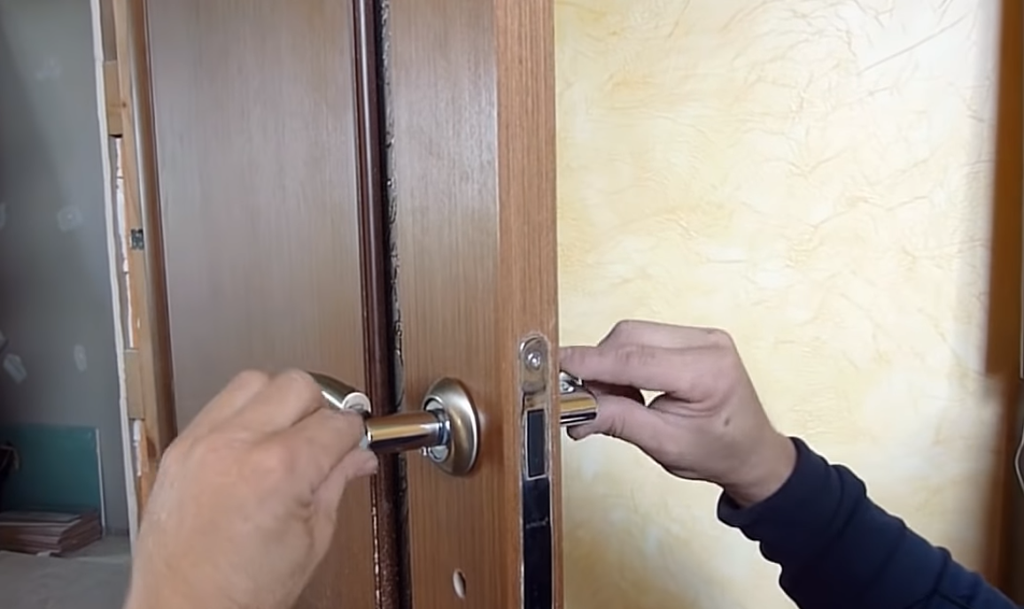 Установка дверного замка в межкомнатную дверь: простая и понятная инструкция – советы по ремонту