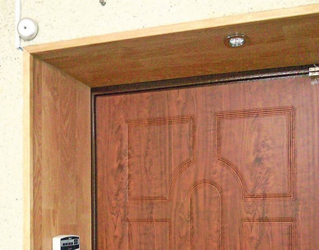 Как выполнить отделку откосов входной двери: разные варианты