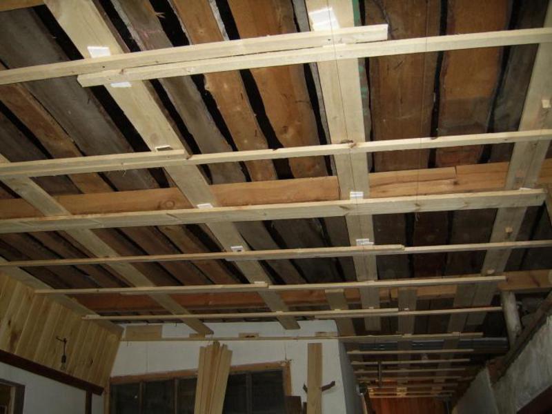 Потолок из гипсокартона в деревянном доме: фото, видео