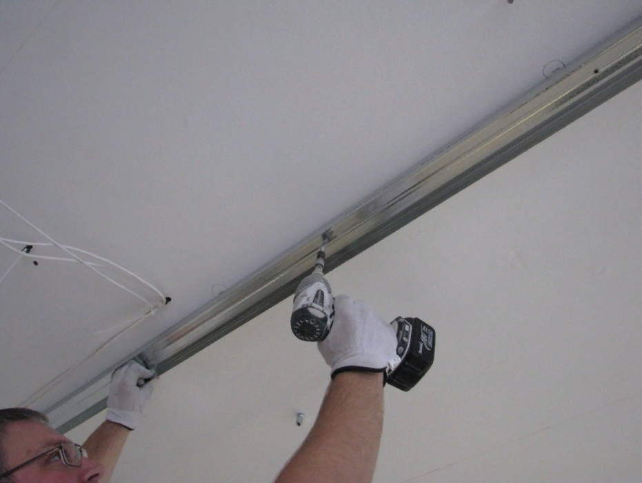 Монтаж гипсокартона на потолок: инструкция по установке каркаса своими руками, видео и фото