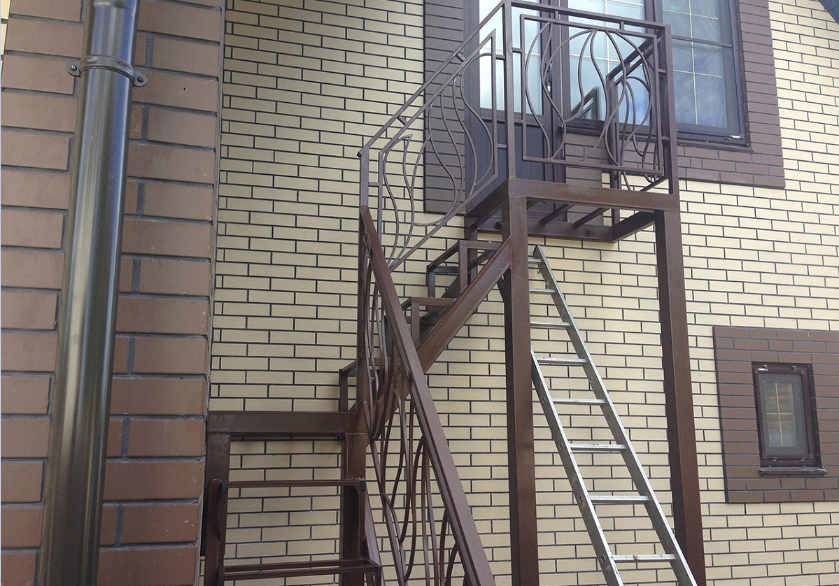 Уличная лестница второй. Лестница пожарная металлическая одномаршевая. Пожарная лестница пл-1. Наружная металлическая лестница. Лестница наружная металлическая на второй этаж.