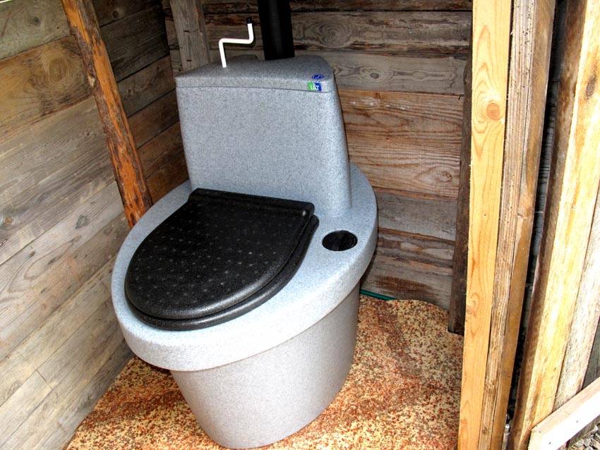 Туалет для дачи без запаха и откачки – вариации, конструктивные особенности