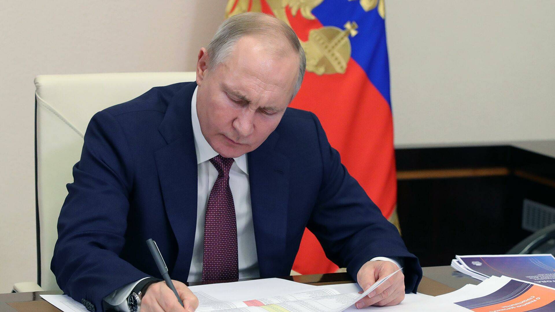 Владимир путин подписал закон о мерах поддержки граждан и бизнеса « бнк