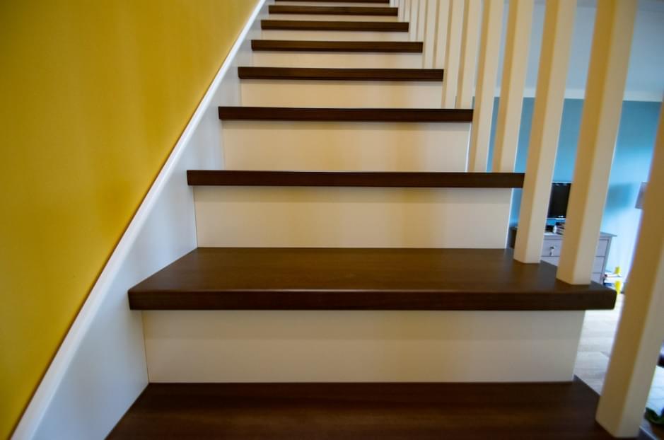 Покраска лестницы из дерева – все нюансы отделки для безупречного вида изделия | архитектура и строительство