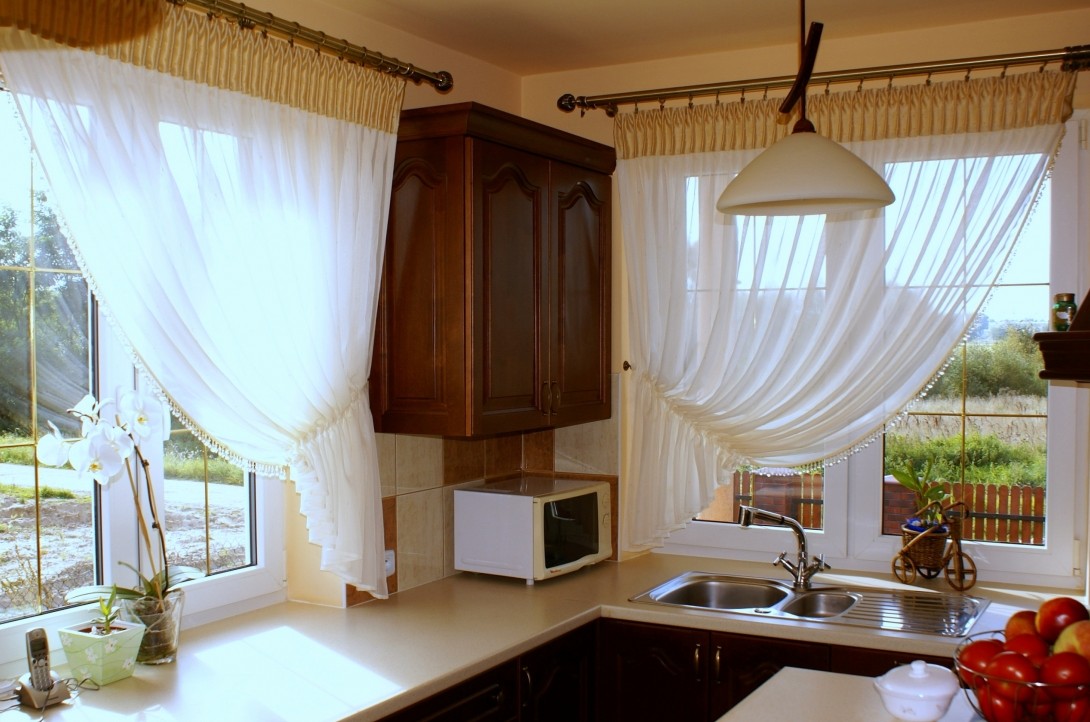 Короткие современные шторы в интерьере на кухне: советы по выбору