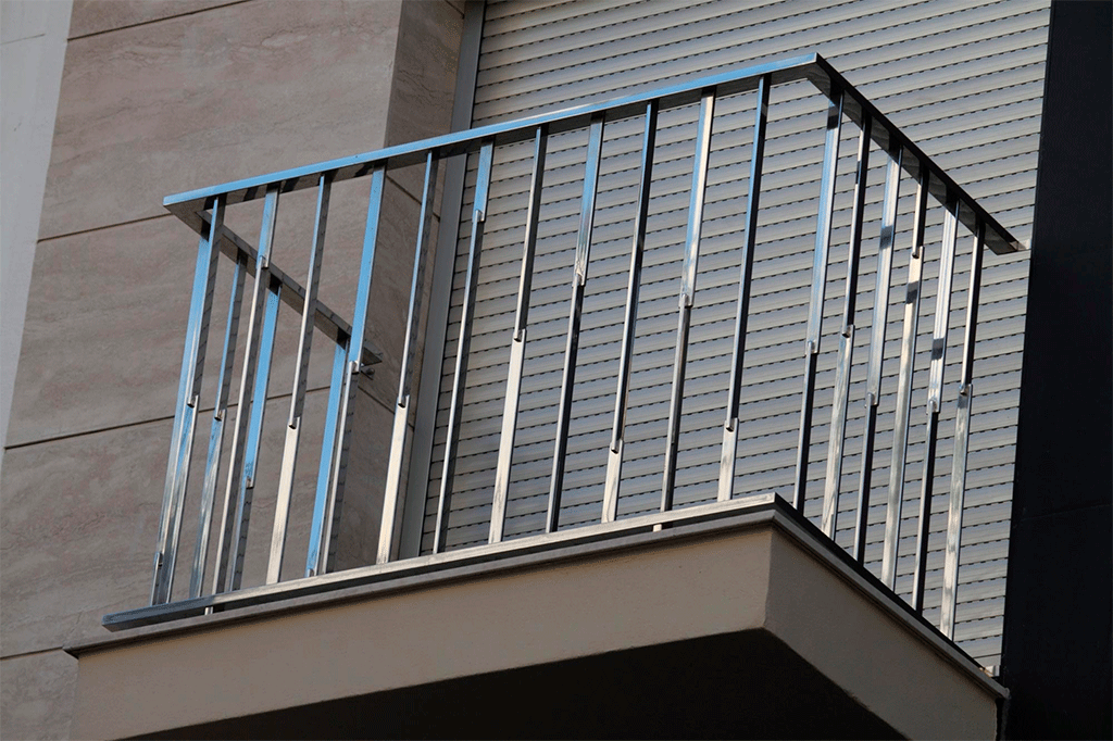 Ограждения для балкона: разбираемся в вопросе