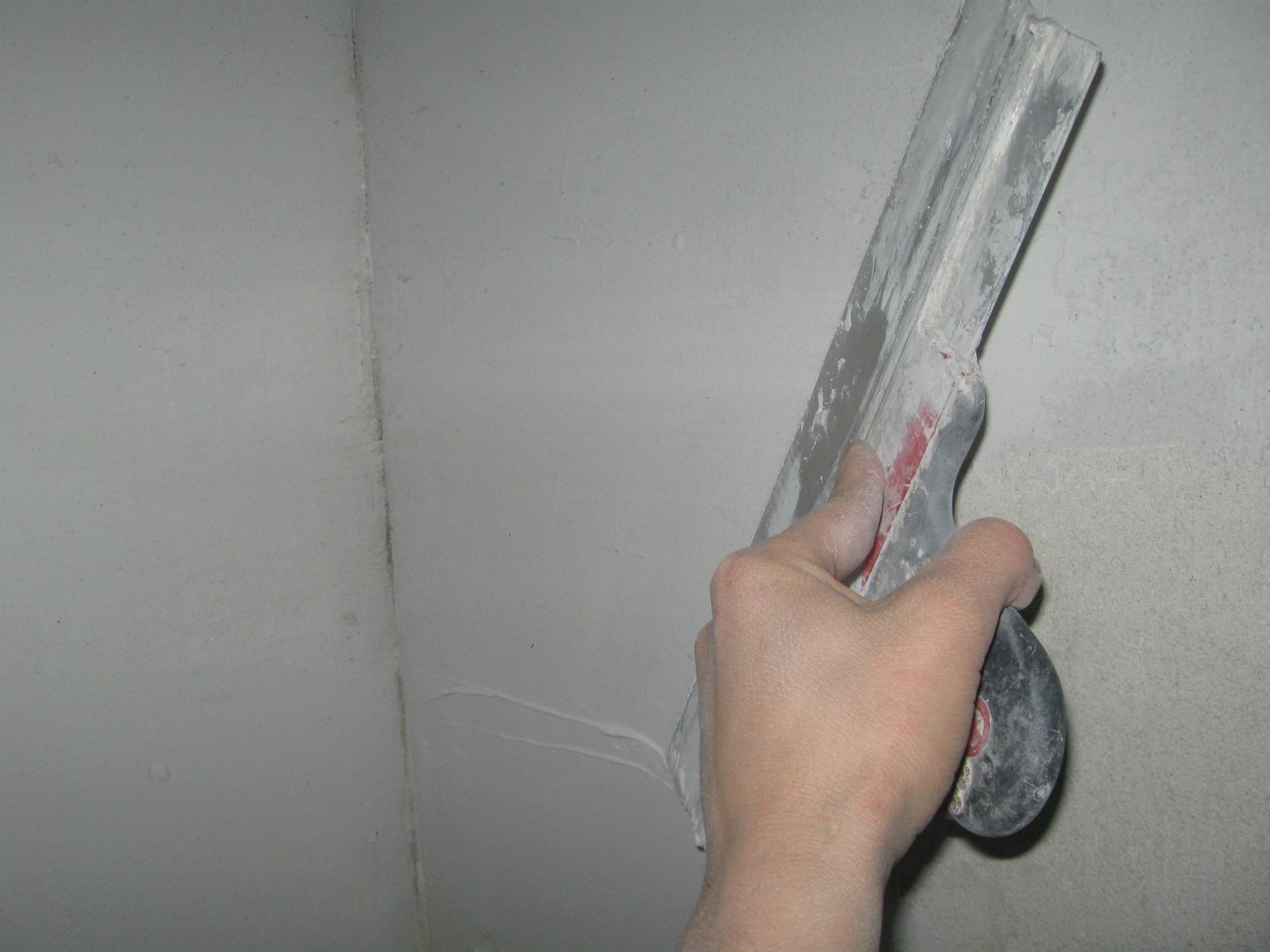Шпаклевка стен под обои своими руками — пошаговая инструкция