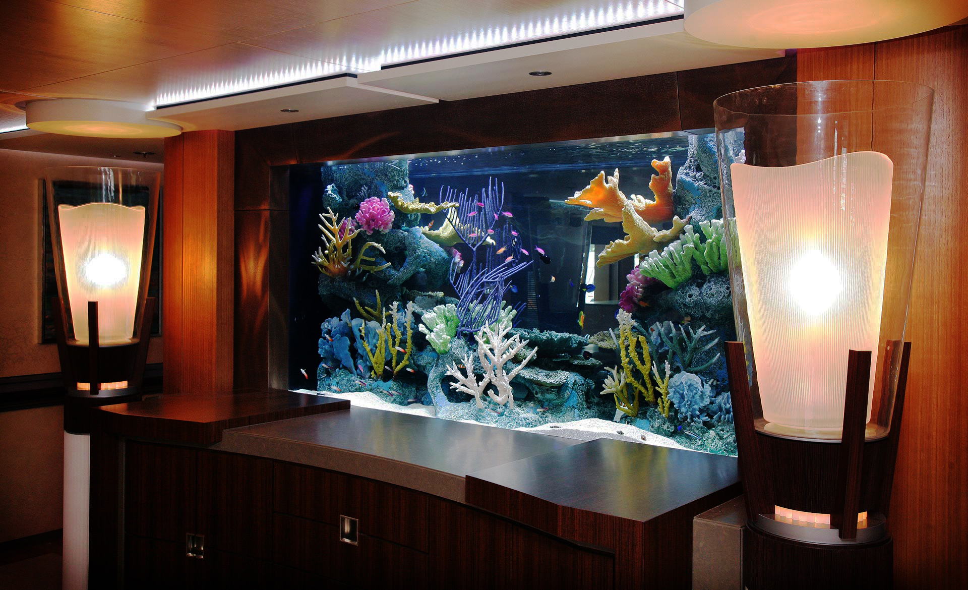 Как гармонично вписать аквариум в интерьер гостиной: искусство декорирования водой (33 фото)