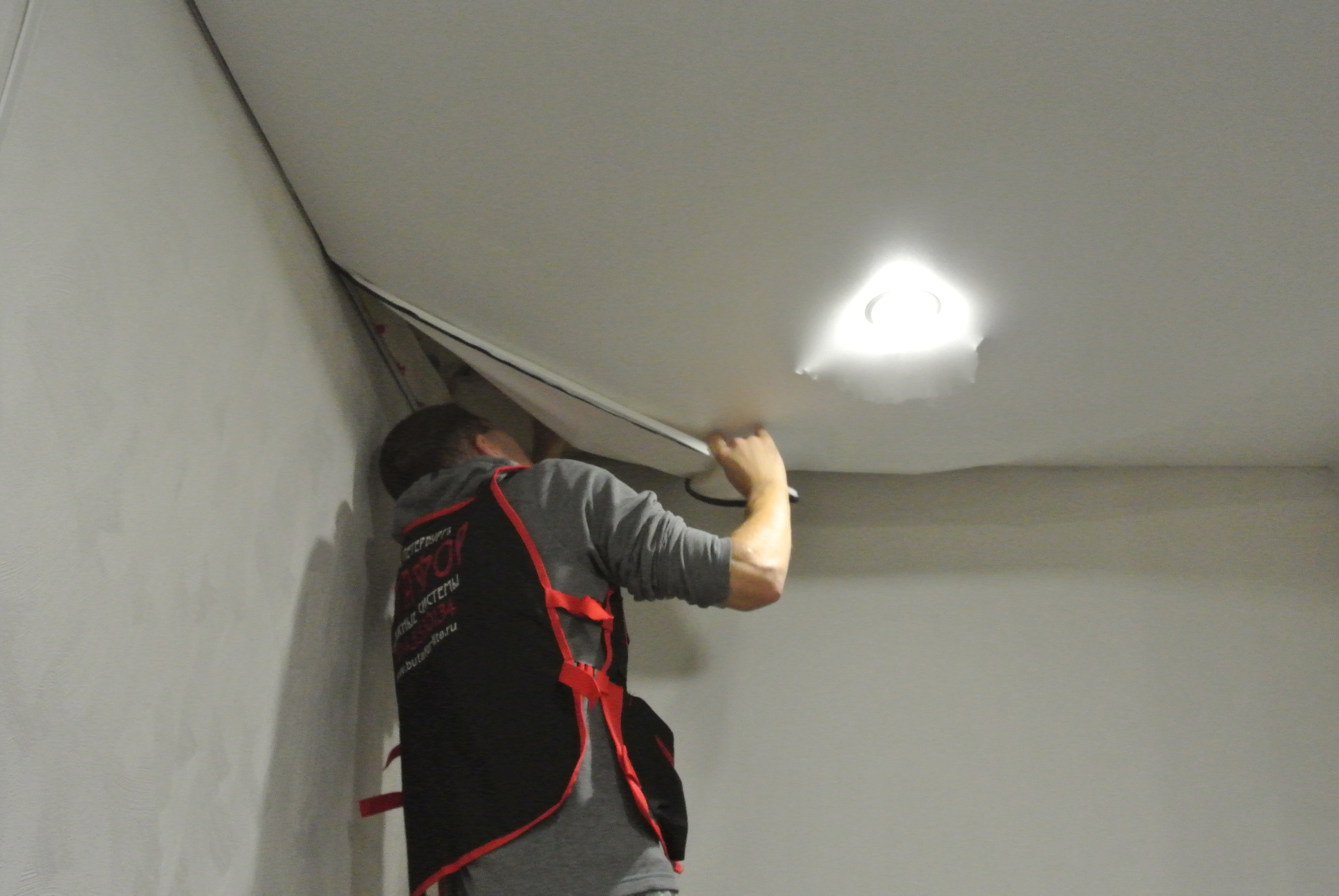 Как снять натяжной потолок своими руками? (8 фото)