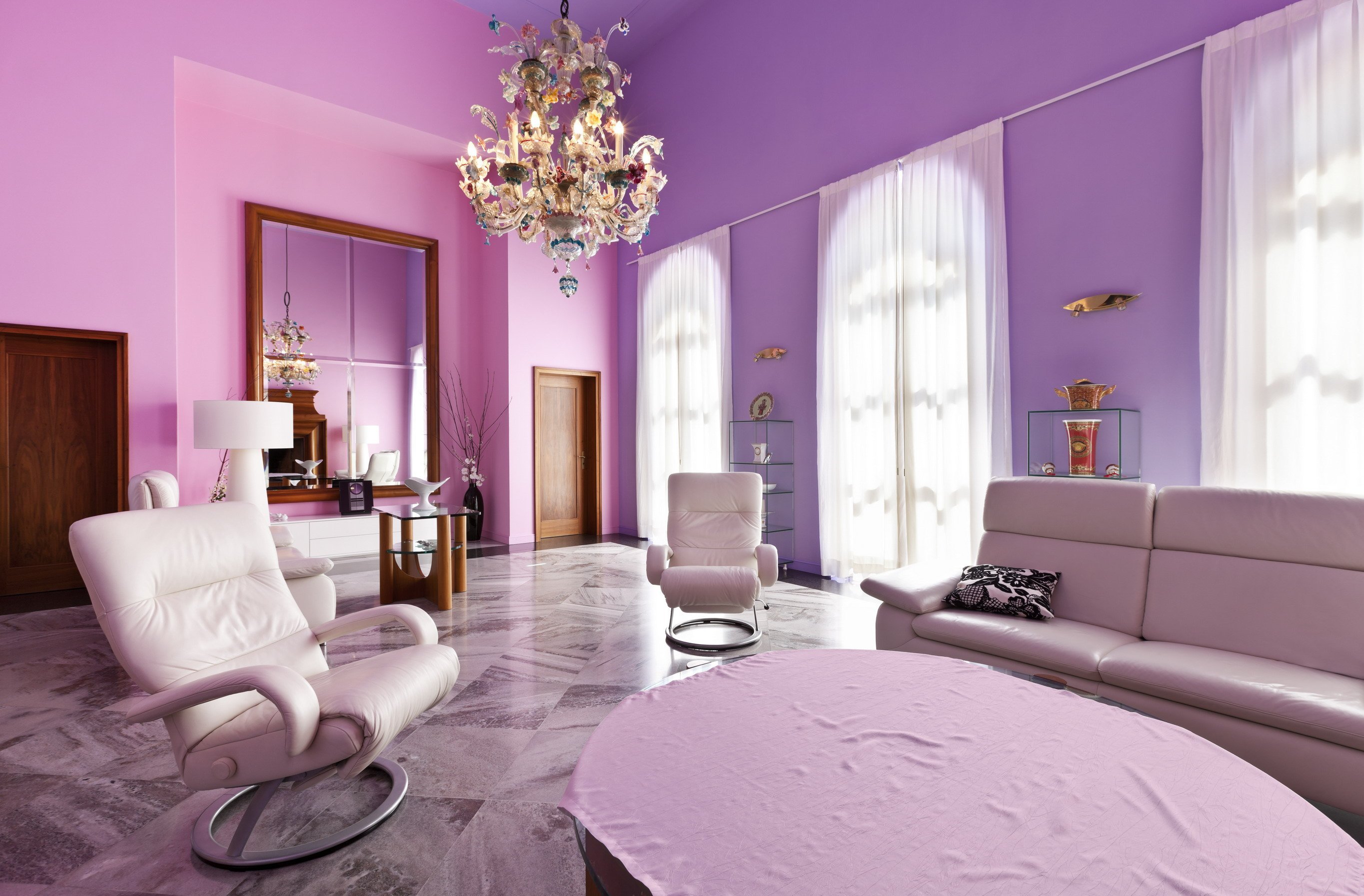 Фиолетовый диван: к чему подойдет и с чем его можно сочетать?
