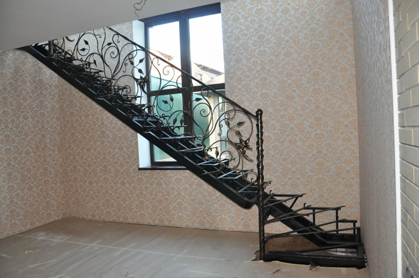 Лестницы кованые для дома: особенности изготовления