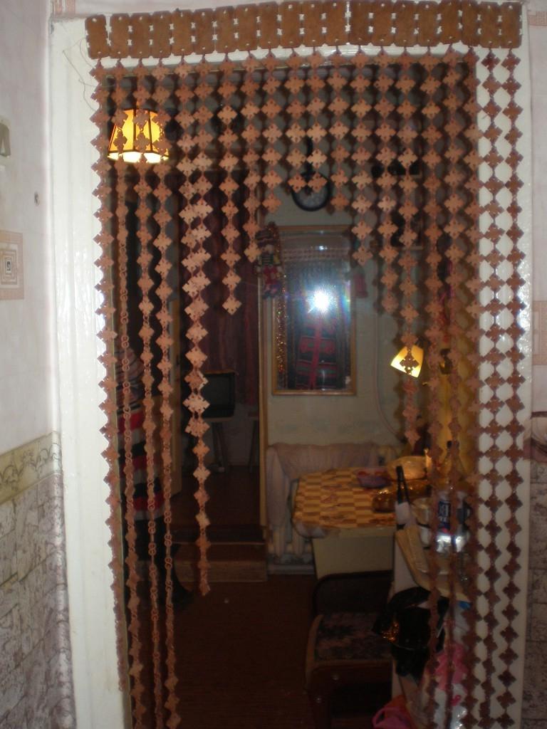 Шторы на дверь и дверные проемы: силиконовые, деревянные, декоративные висюльки, фото