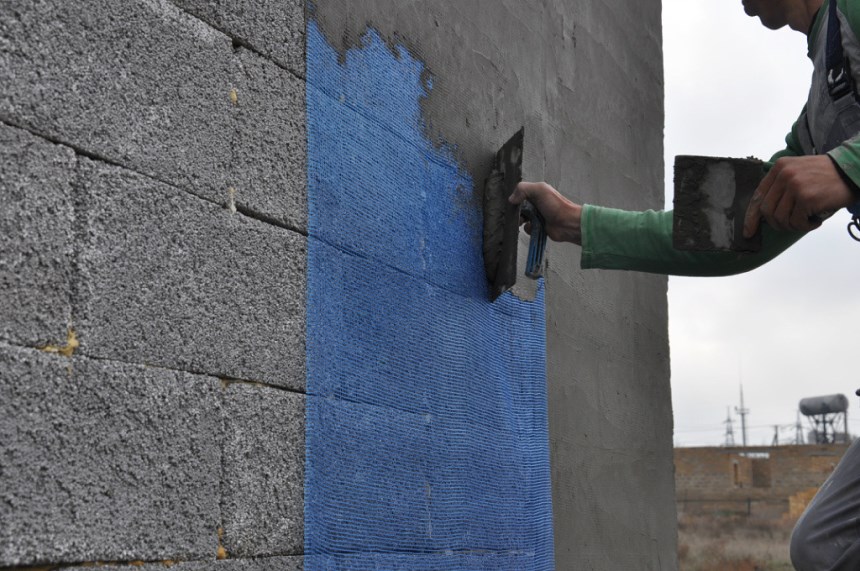 Штукатурка фасада дома своими руками: выбор смеси и отделка наружных стен (видео, фото)