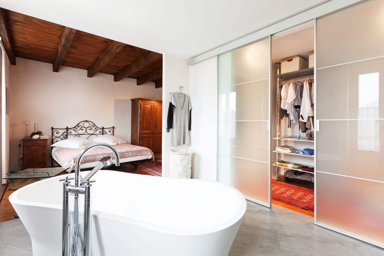 Практичная спальня с ванной и гардеробной: 4 дизайнерские идеи