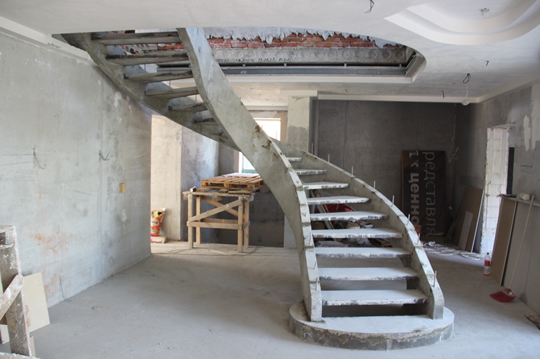 Как облагородить бетонную лестницу на второй этаж — обзор вариантов и характеристик