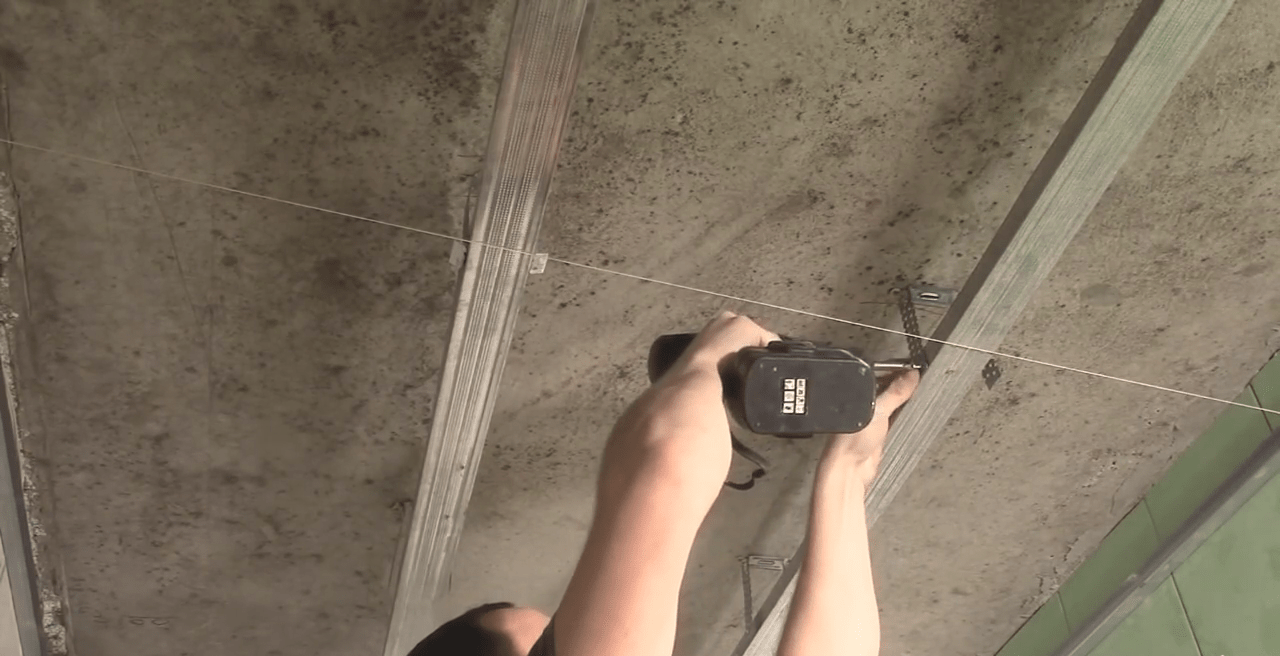 Отделка своими руками: как правильно обшить потолок пластиковыми панелями